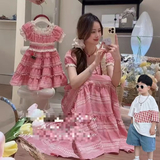 Seaside vacation parent-child clothing 2025 summer new pink puff sleeve dress mother and daughter clothing family of three trendy
Seaside vacation parent-child clothing 2025 summer new pink puff sleeve dress mother and daughter clothing family of three trendy