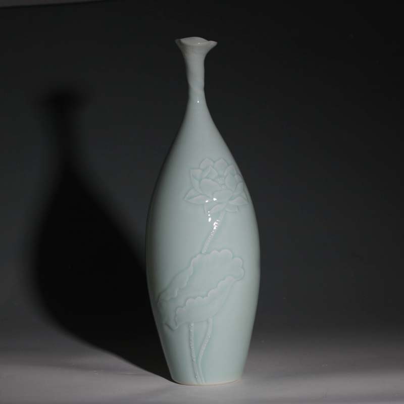 Carp Carp relief porcelain vase elegant embossed lotus vase elegant high - end monochrome gift vase