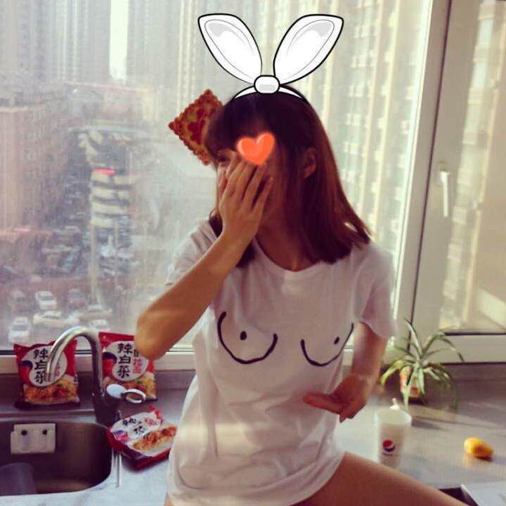 oh 9nana新款街头潮人搞怪咪咪胸部印花短袖t恤创意fb宽松大码t夏