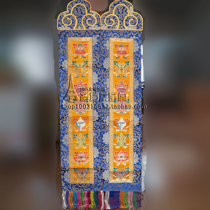 The Buddha Hall is decorated with Nepalese embroidery flags and vertical eight auspicious curtains. The yellow style is exquisite in workmanship.