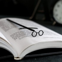 Ukrainian Dmitriy Advanced Sensory Glasses Art Retro Metal Bookmark for a Creative Gift