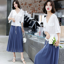 The new set of V-covered belly in summer 2022 is thin and the pleated skirt fried on the street with red and sweet salt
