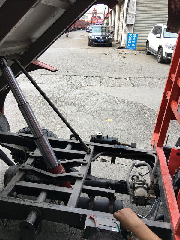 挂桶式垃圾车报价 挂桶式垃圾_小型垃圾挂桶车_程力挂桶垃圾车