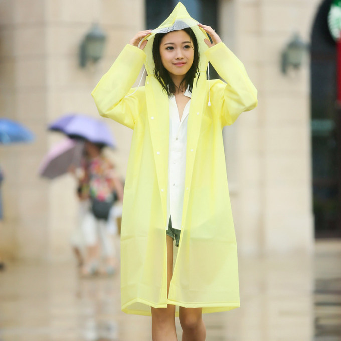 雨天不再狼狈 穿上雨衣依旧美如画