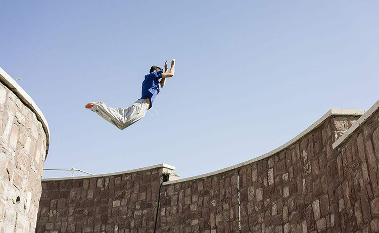 街头撒欢来场跑酷,清冷秋冬躁起来
