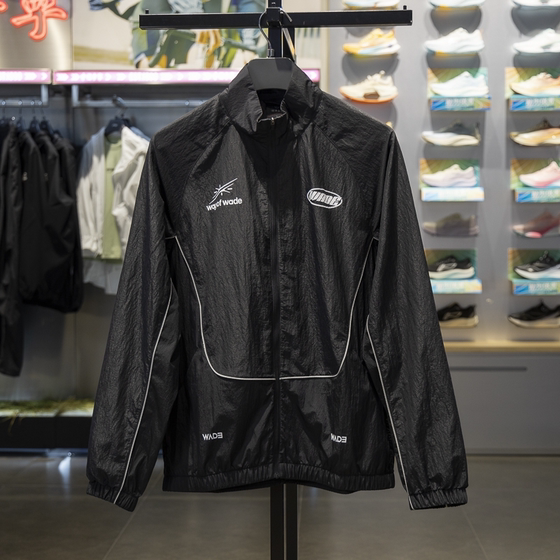 Li Ning Wade series windbreaker jacket 25 autumn new men's water-repellent quick-drying loose jacket AJDV041
Li Ning Wade series windbreaker jacket 25 autumn new men's water-repellent quick-drying loose jacket AJDV041