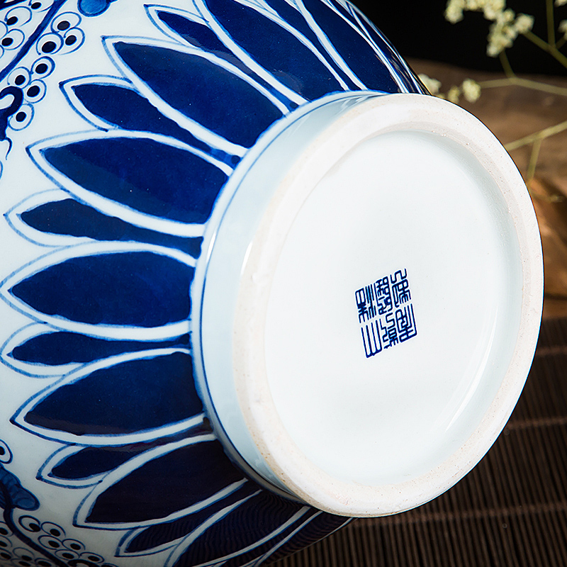 Jingdezhen ceramics famous master hand antique Chinese blue and white porcelain vases, flower arrangement rich ancient frame is placed in the living room