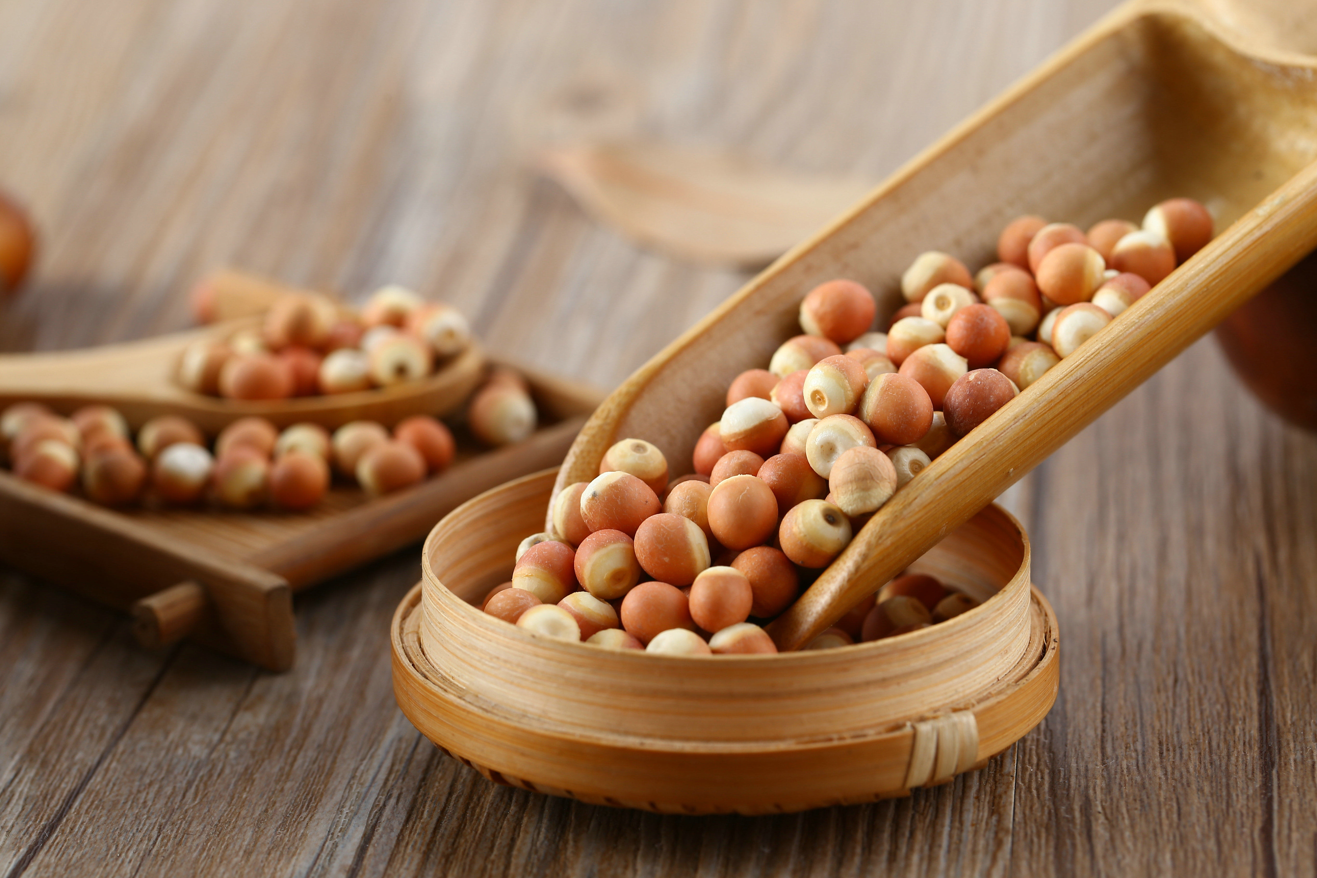 为滋养强壮性食物,和莲子有些相似,但芡实的收敛镇静作用比莲子强