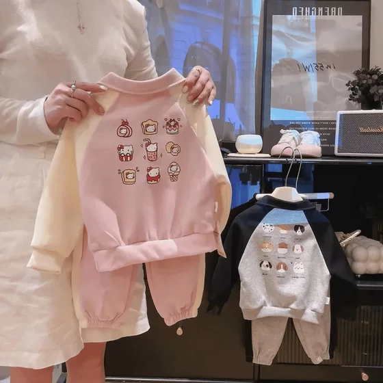 Small and medium-sized children's suit 2025 spring and autumn new style for boys and girls Korean version cartoon cute versatile sweater and sweatpants two-piece set
Small and medium-sized children's suit 2025 spring and autumn new style for boys and girls Korean version cartoon cute versatile sweater and sweatpants two-piece set