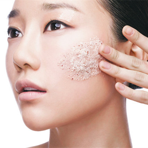 第1分钟用质地柔软的搓泥指套先将脸部鼻翼,唇角的角质层轻轻揉搓掉.