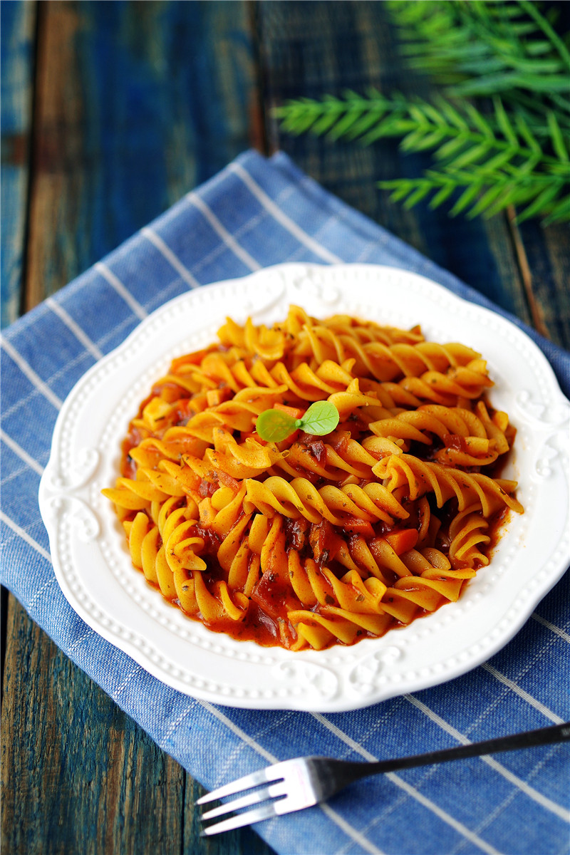 比西餐店里的还好吃! 原料:螺旋意面150g,番茄鱼调料100g,洋葱0.