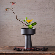 A dish of frosted black tall feet flower arrangement utensils flower uihara Liuchi square style tea room hotel furnishings