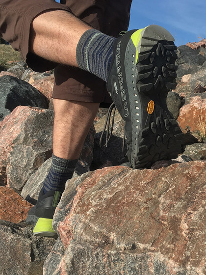 LASPORTIVA 야외 하이킹 신발 미드 로우 탑 가벼운 통기성 방수 및 남성 및 여성을위한 비 슬립 스트림 LASPORTIVA 야외 하이킹 신발 미드 로우 탑 가벼운 통기성 방수 및 남성 및 여성을위한 비 슬립 스트림