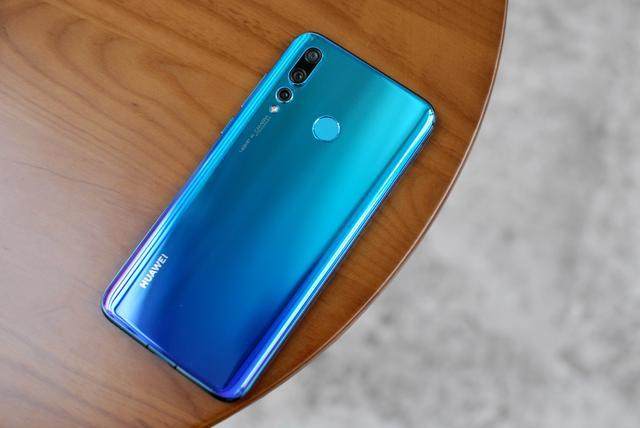 华为nova4评测:极点全面屏-趣美搭