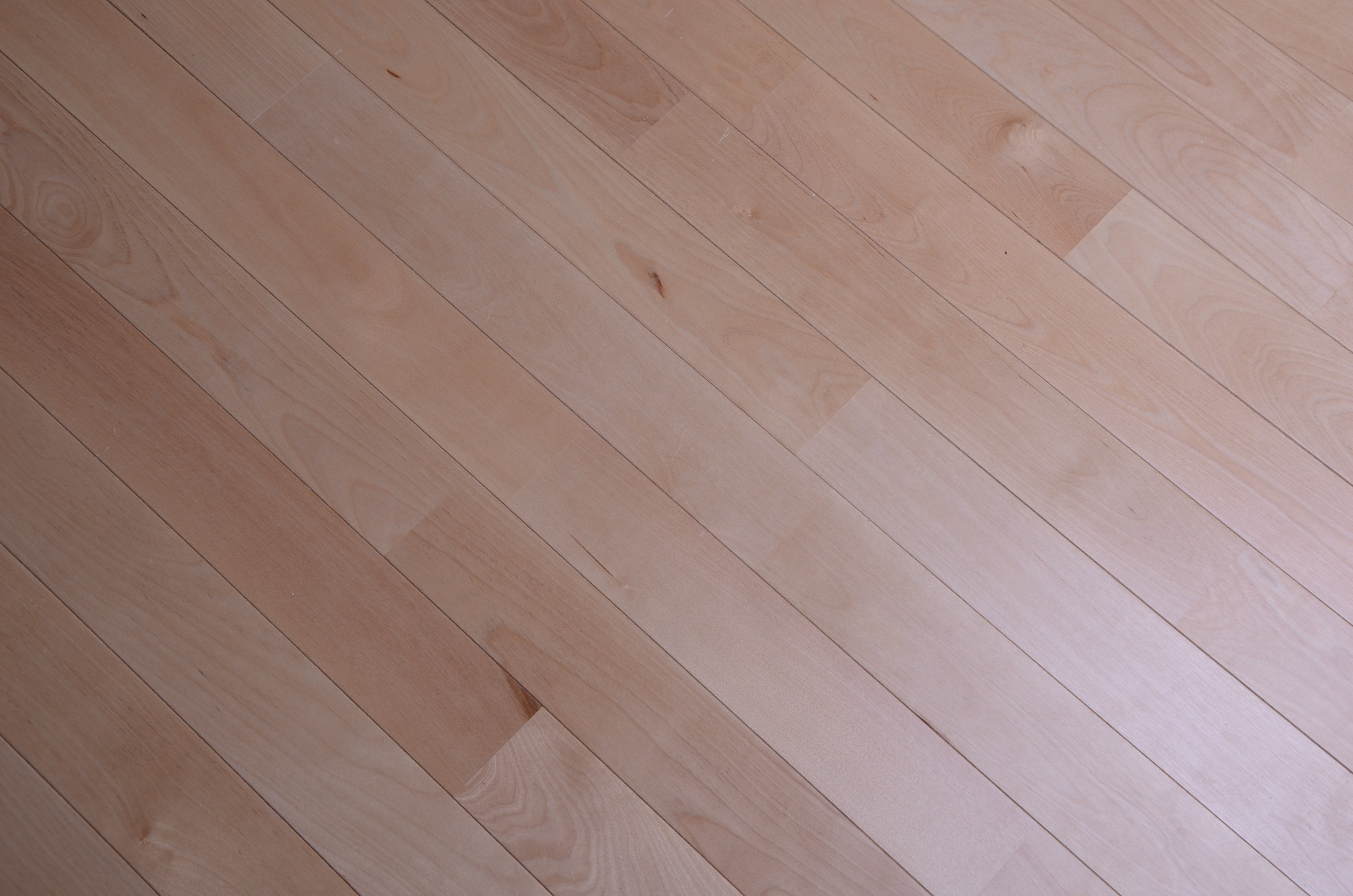 学校单位体育馆木地板厂家   生产工艺:本产品为东北枫桦木实木地板