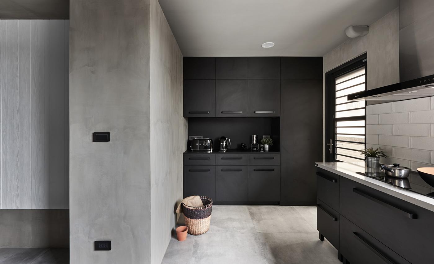 门后的墙用了整体的黑色橱柜,低调中又不失生活的感觉. 搁板置物架