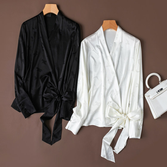 'Saturf Bird Set' design hem strap draped silk stretch jacquard satin V-neck long-sleeved shirt for women
'Saturf Bird Set' design hem strap draped silk stretch jacquard satin V-neck long-sleeved shirt for women
