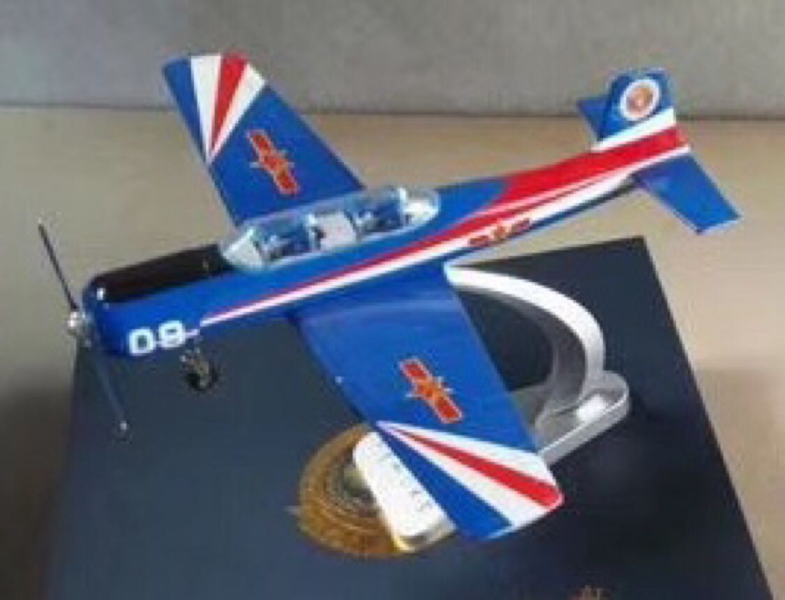 Collection souvenir ornaments The first teaching Liuhe Gold aircraft model is the original model 60 to 1