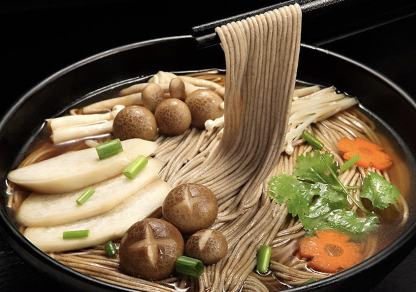 口感滑嫩荞麦面条,香气浓郁非常劲道