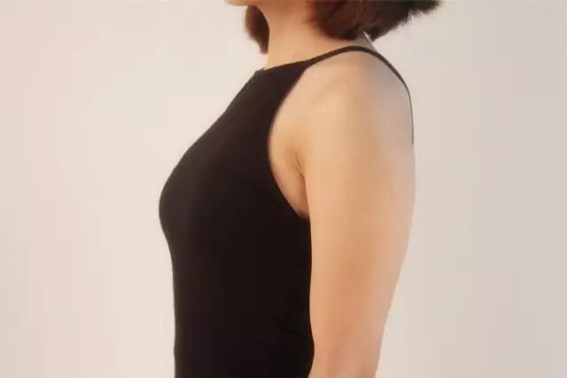 和贴合度都非常不错,而且承托效果也可圈可点,从侧面看胸部线条很挺拔