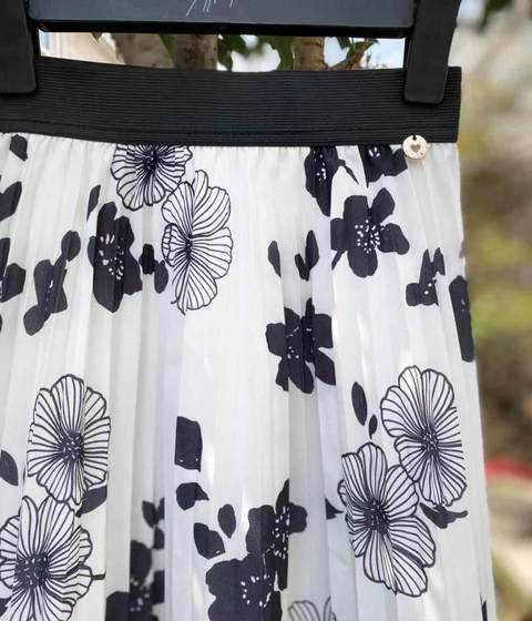 Export French summer cool parent-child outfit lady chiffon pleated printed skirt girls long skirt 8-14 years old
Export French summer cool parent-child outfit lady chiffon pleated printed skirt girls long skirt 8-14 years old