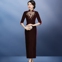 Middle-aged mother outfit 2021 hand-beaded gold velvet modified long cheongsam wedding dress mid-sleeve mid-length dripping collar