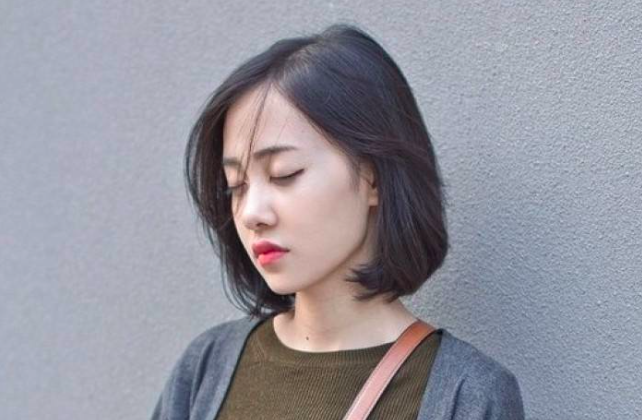 干练的及肩短发,及肩的长度并不是算很短,直发可以修饰脸部的轮廓