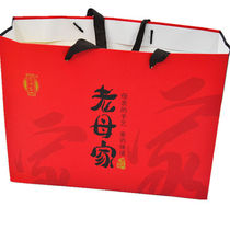 The old mothers mooncake hand carrying the bag of the bag with the bag matching the moon cake to be shipped