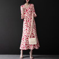 Elegant atmosphere yet no shortage of playful charm ~ fashion New wave with personality highlights temperament and charm