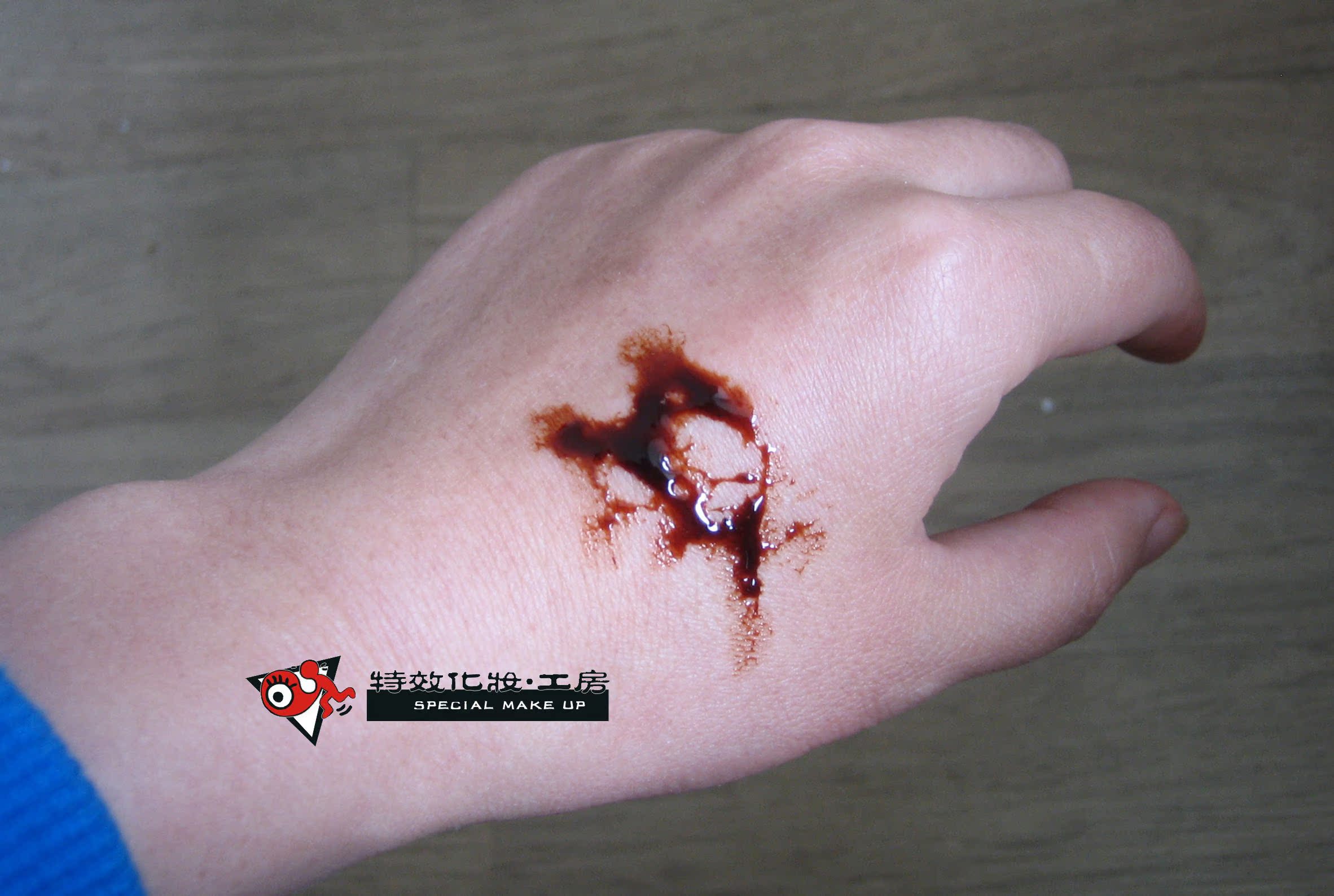 干血的颜色,厚的地方深,薄的地方浅