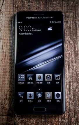 而另一个辨识要素则是机身正面上方的"porschedesign(保时捷设计)"