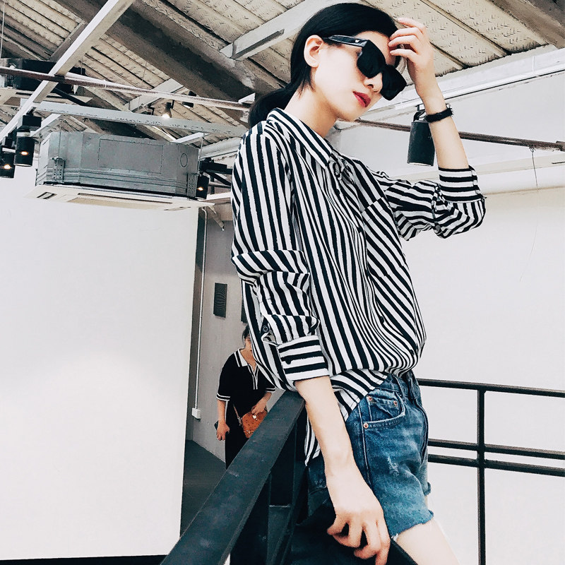 复古条纹真丝衬衫,日常职场的气质穿搭