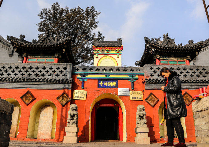 这个地方有座明代古寺,结构精巧,号称海潮禅寺