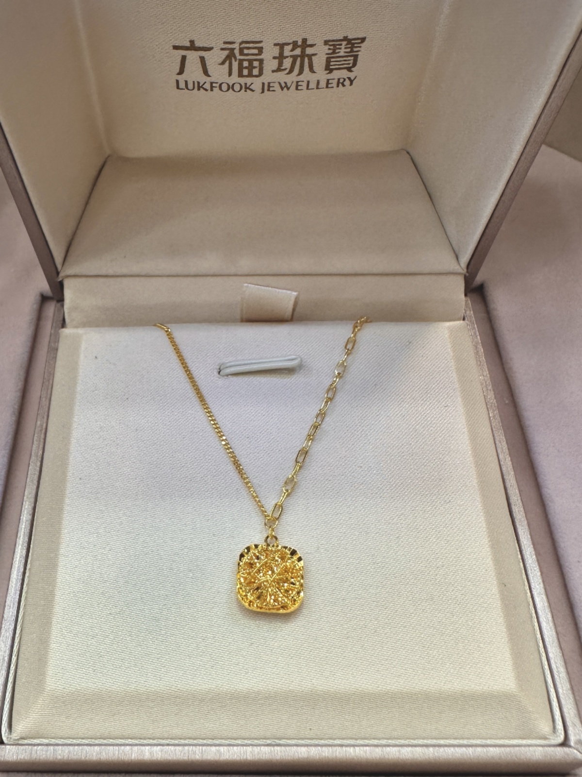 拉丝科技是诸如缘何么。六福珠宝简单熊联名款揭秘