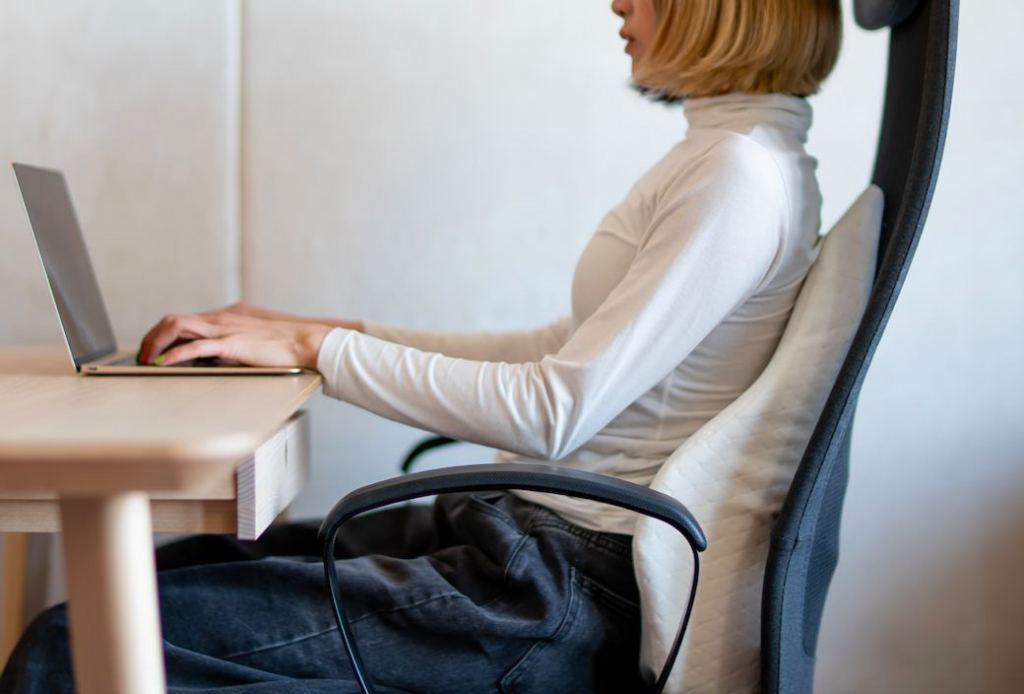 不良坐姿危害大端正体态全靠它