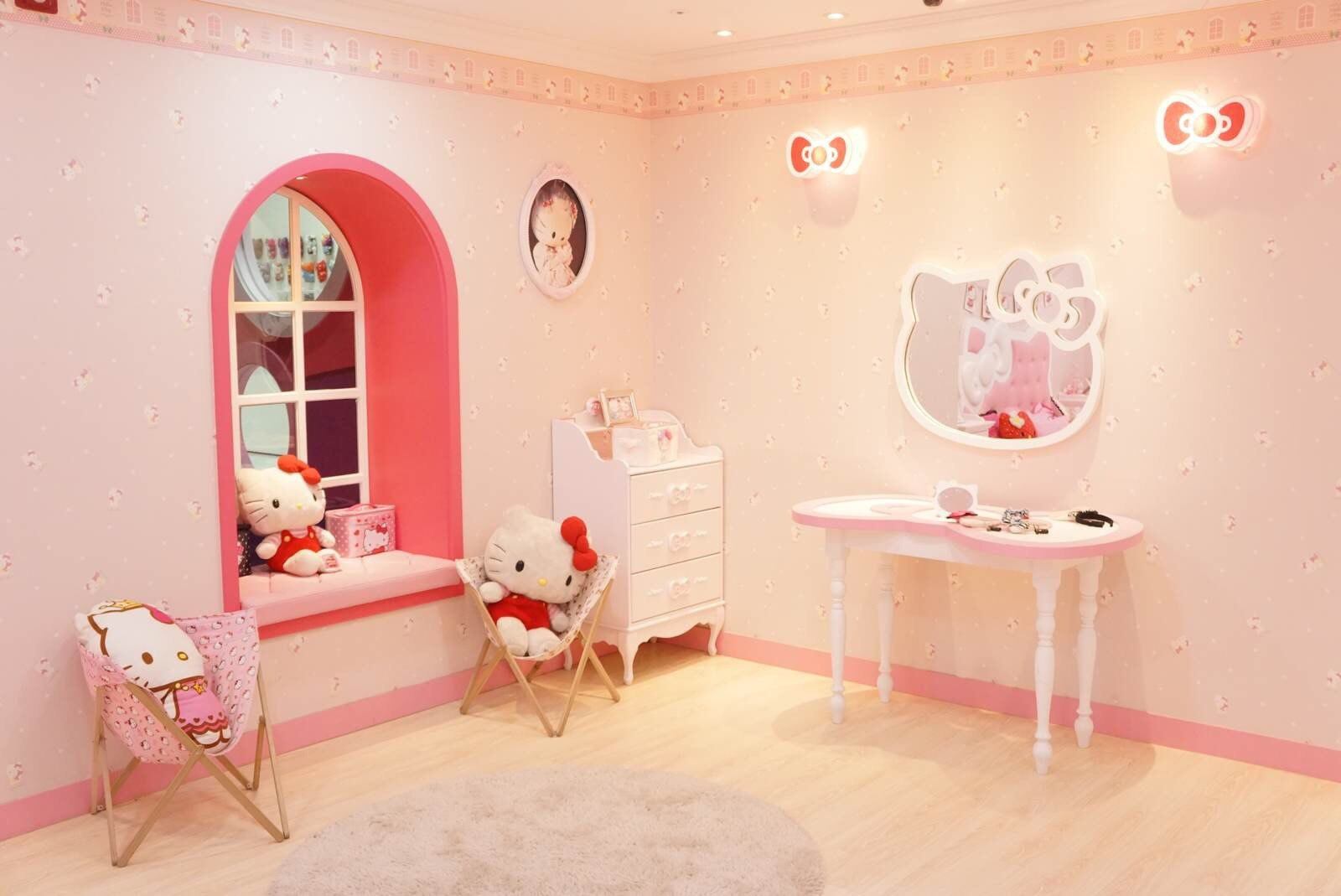 抱着粉色kitty猫入睡更甜蜜