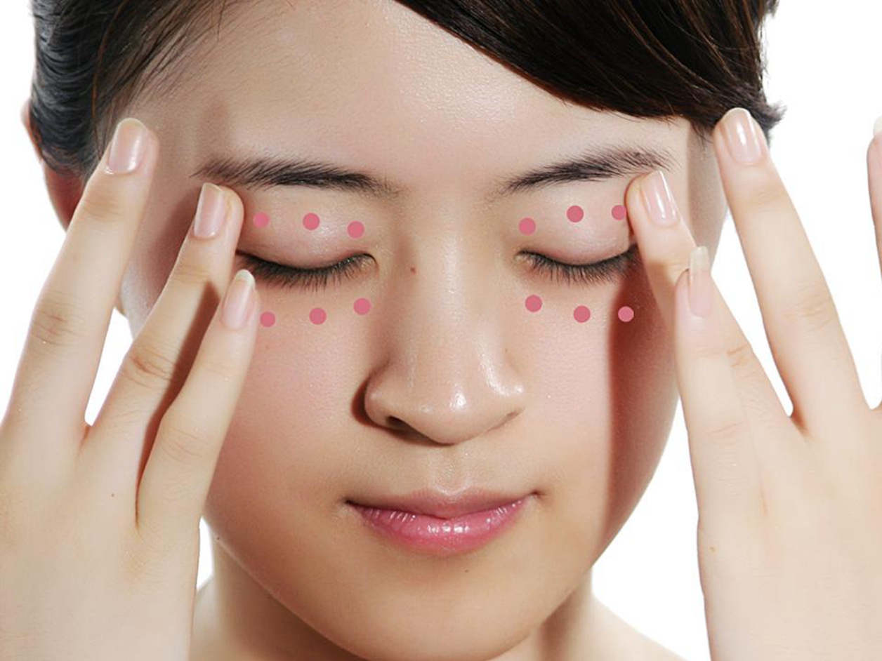 造成的,穴位按摩有助于打通血脉,先在眼周皮肤上涂上眼霜或眼部营养霜