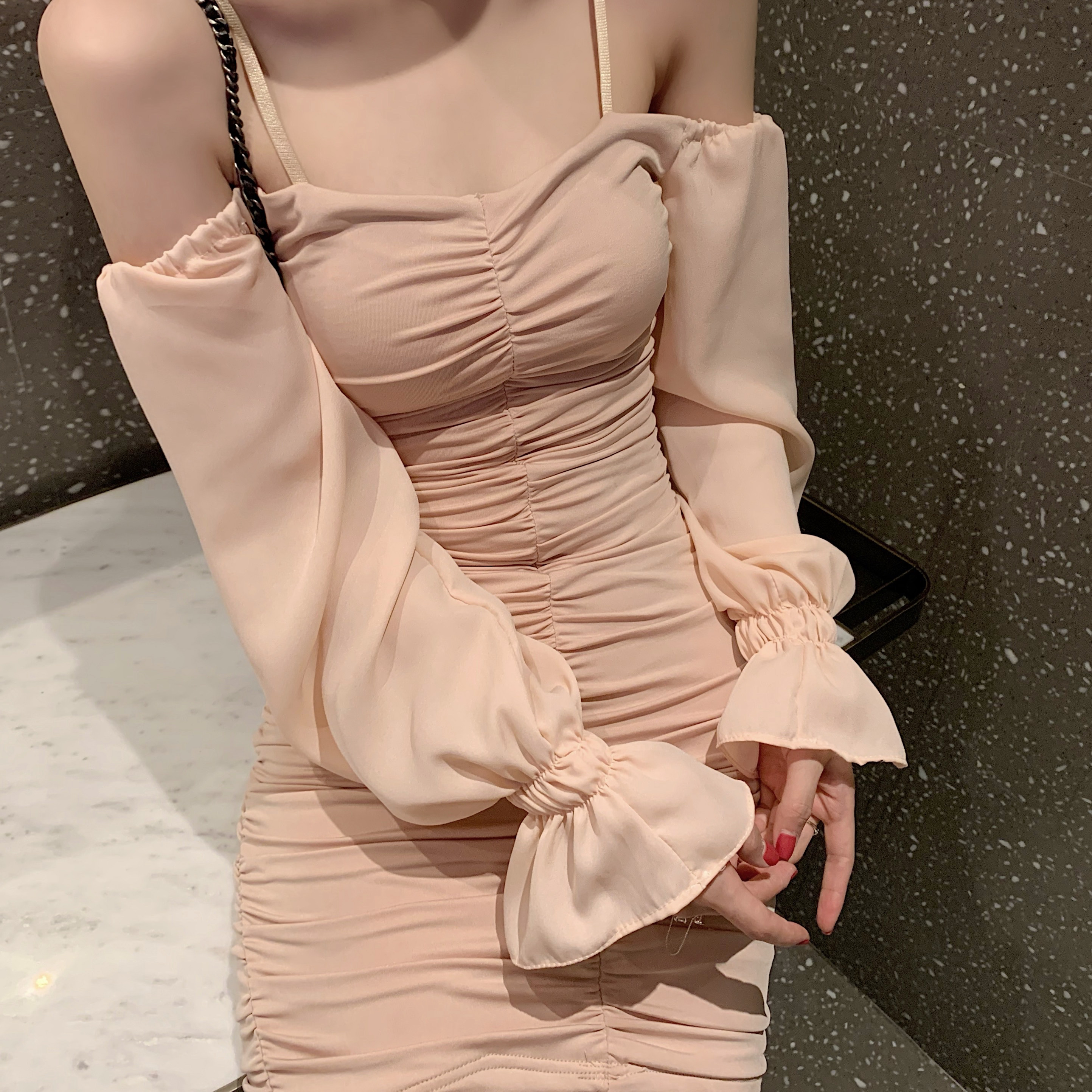 现一字肩褶皱抹胸裙礼服气质收腰显瘦包臀吊带连衣裙