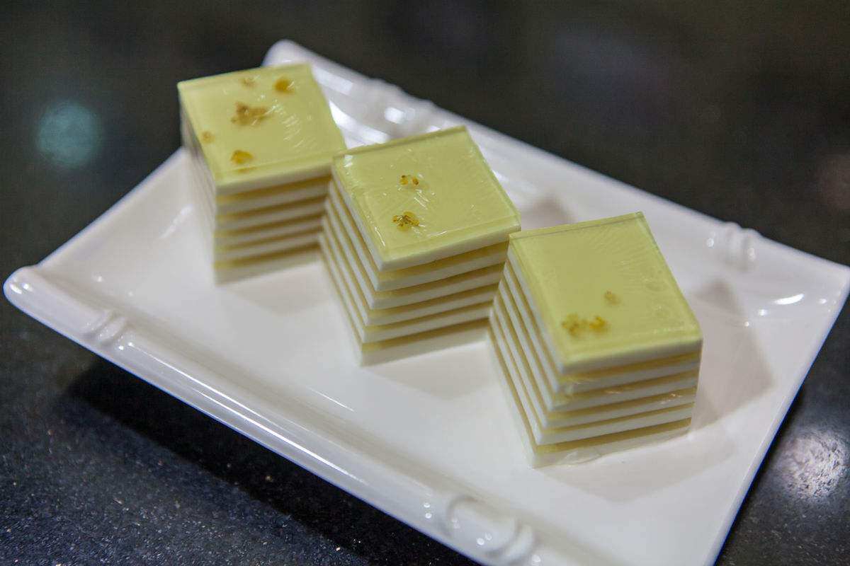 精致诱人的q弹椰汁千层糕