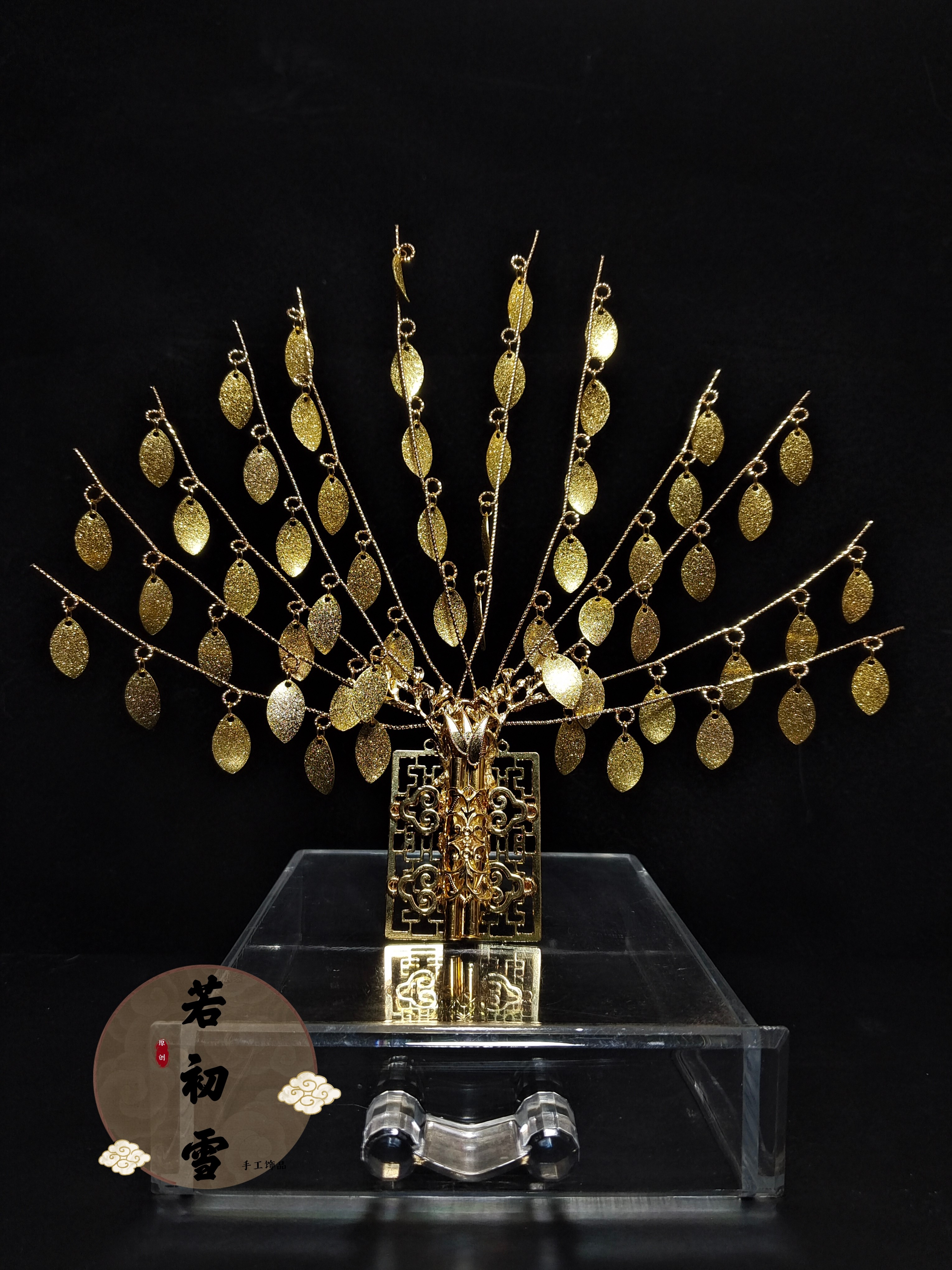 p>在古代发饰体系中,"步摇"是一种具有悬挂饰物,行走时轻晃生姿的头饰