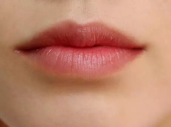 去购买 ③用深色唇线笔加深唇谷(上图黄色部分),也可以用唇刷蘸取