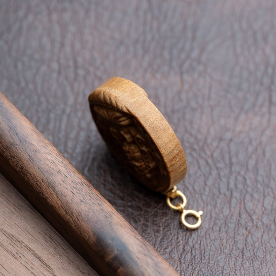 Mysore Old Hill Sandalwood Zaki 리프트 커프 펜던트 Mysore Old Hill Sandalwood Zaki 리프트 커프 펜던트