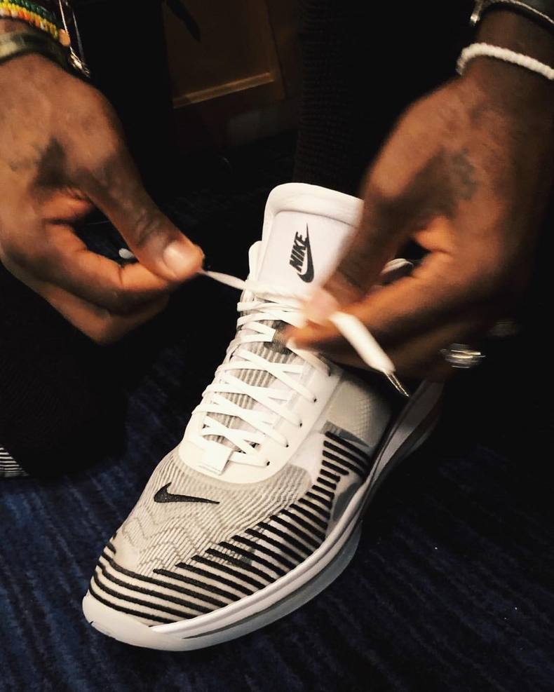 詹姆斯G4赛前上脚最新自己的联名鞋款