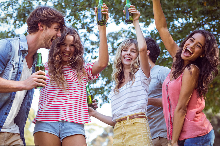 一杯敬友情一杯敬明天,好友啤酒趴走起