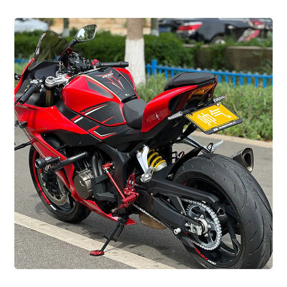 Qianjiang Sport 800 Sport 600rs 후면 짧은 꼬리 라이센스 프레임, 접는 경쟁 단거리 꼬리 프레임 수정 액세서리에 적합합니다. Qianjiang Sport 800 Sport 600rs 후면 짧은 꼬리 라이센스 프레임, 접는 경쟁 단거리 꼬리 프레임 수정 액세서리에 적합합니다.
