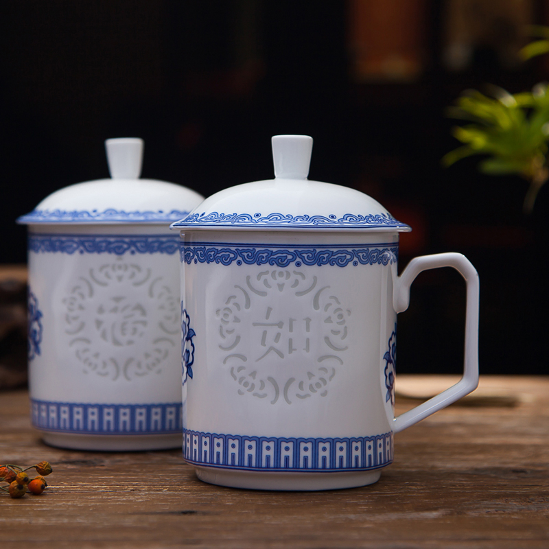 Jingdezhen blue and white porcelain cup with cover and exquisite ceramic cups hollow out a cup of water glass cup and cup boss