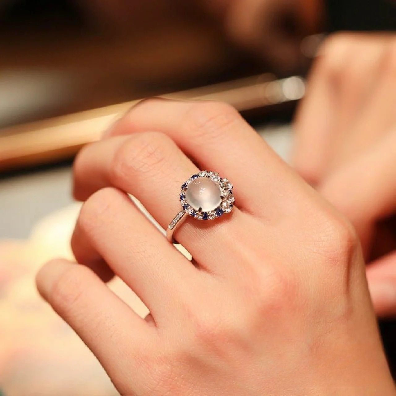 超温柔冰种白冰玉髓蛋面戒指女镶嵌翡翠开口指环玻璃种送女友礼物