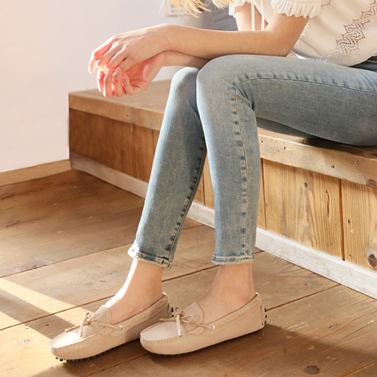 豆豆鞋即便长时间行走也不会感觉疲劳,豆豆鞋和精美小手包是女生出街