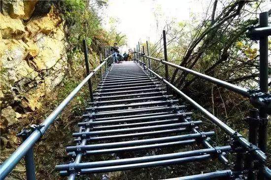 四川天梯上的村庄以峡谷为梯绝壁为路