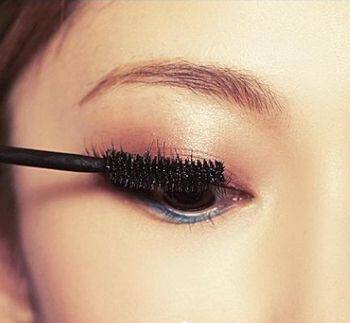 眼妆怎么画显眼睛大,日常大眼妆教程